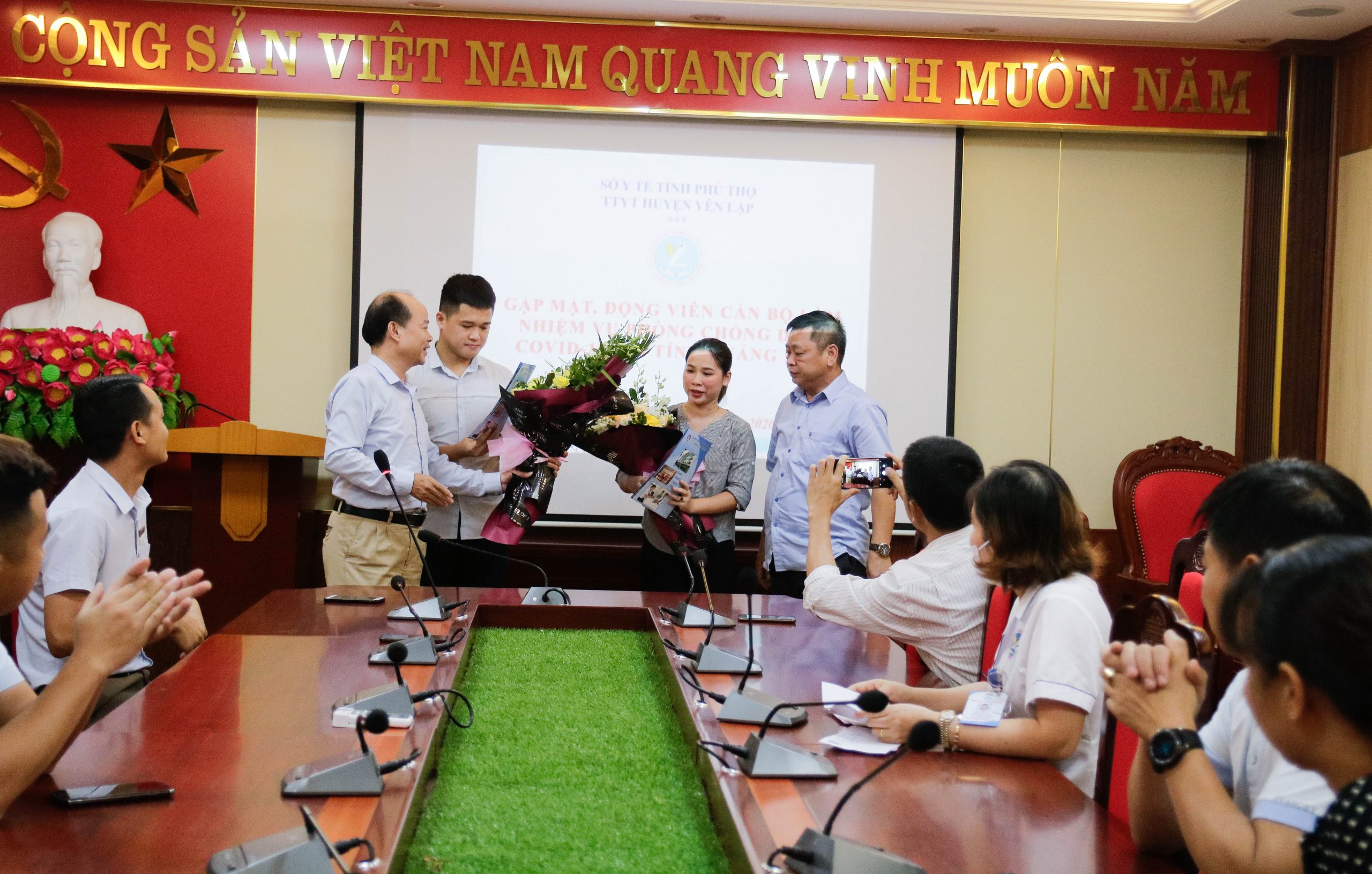 Đại diện Đảng ủy - Ban giám đốc Trung tâm tặng hoa chúc mừng, động viên Đ/c Liễu, Đ/c Linh