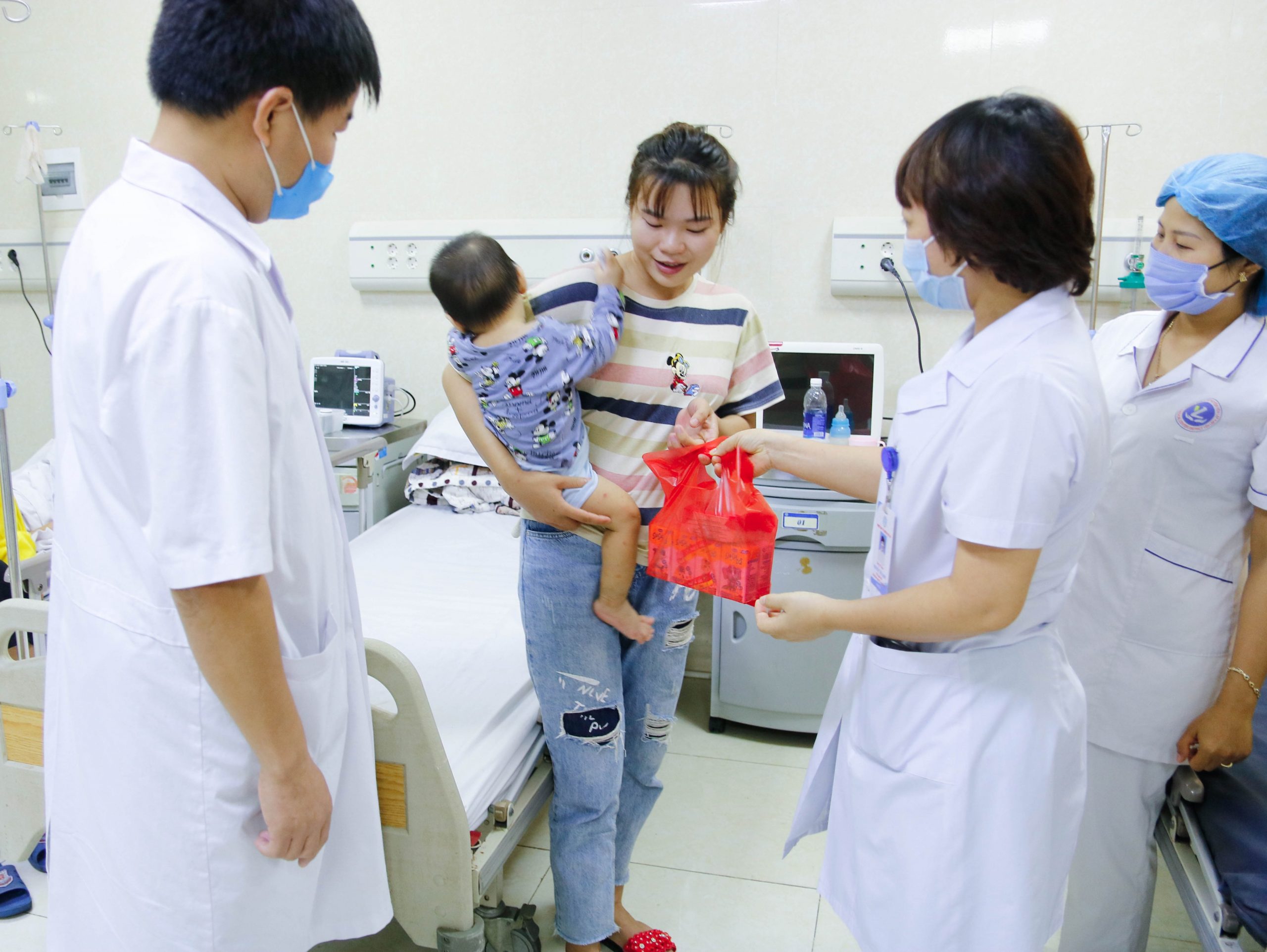 Đại diện Đảng Ủy, Ban Giám đốc, Công đoàn cơ sở, Đoàn Thanh niên tặng quà cho các em bệnh nhi