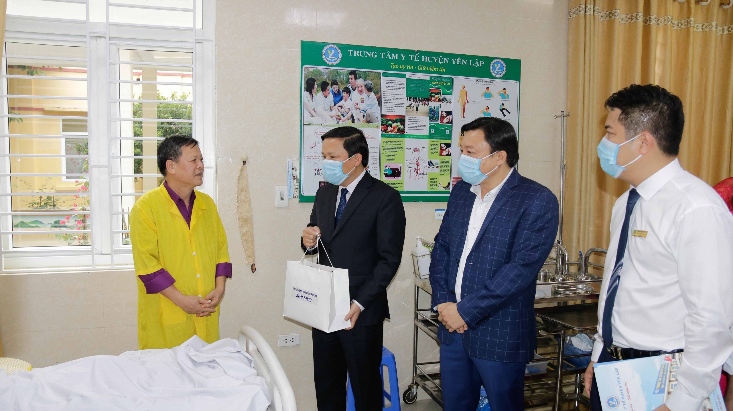 Đồng chí Phan Trọng Tấn, TUV - PCT UBND tỉnh tặng quà cho người bệnh đang điều trị tại TTYT Yên Lập