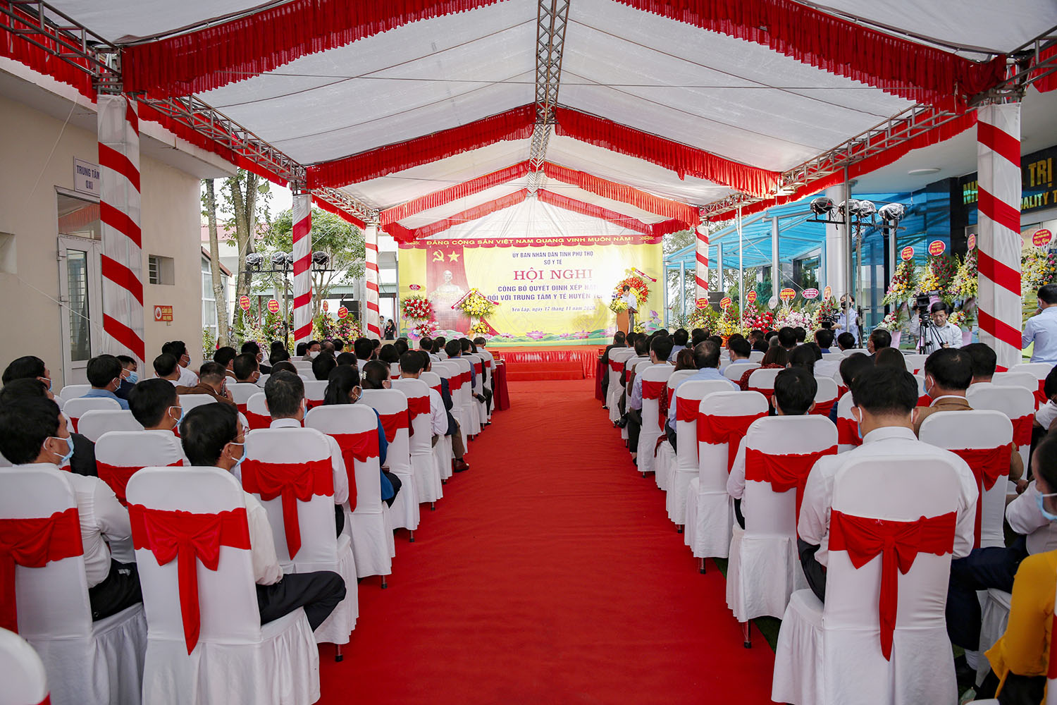 Ngày 17/11/2020, tại Trung tâm Y tế huyện Yên Lập, Sở Y tế tỉnh Phú Thọ long trọng tổ chức Hội nghị công bố và trao Quyết định của UBND tỉnh Phú Thọ nâng lên hạng bệnh viện loại II đối với Trung tâm Y tế huyện Yên Lập.