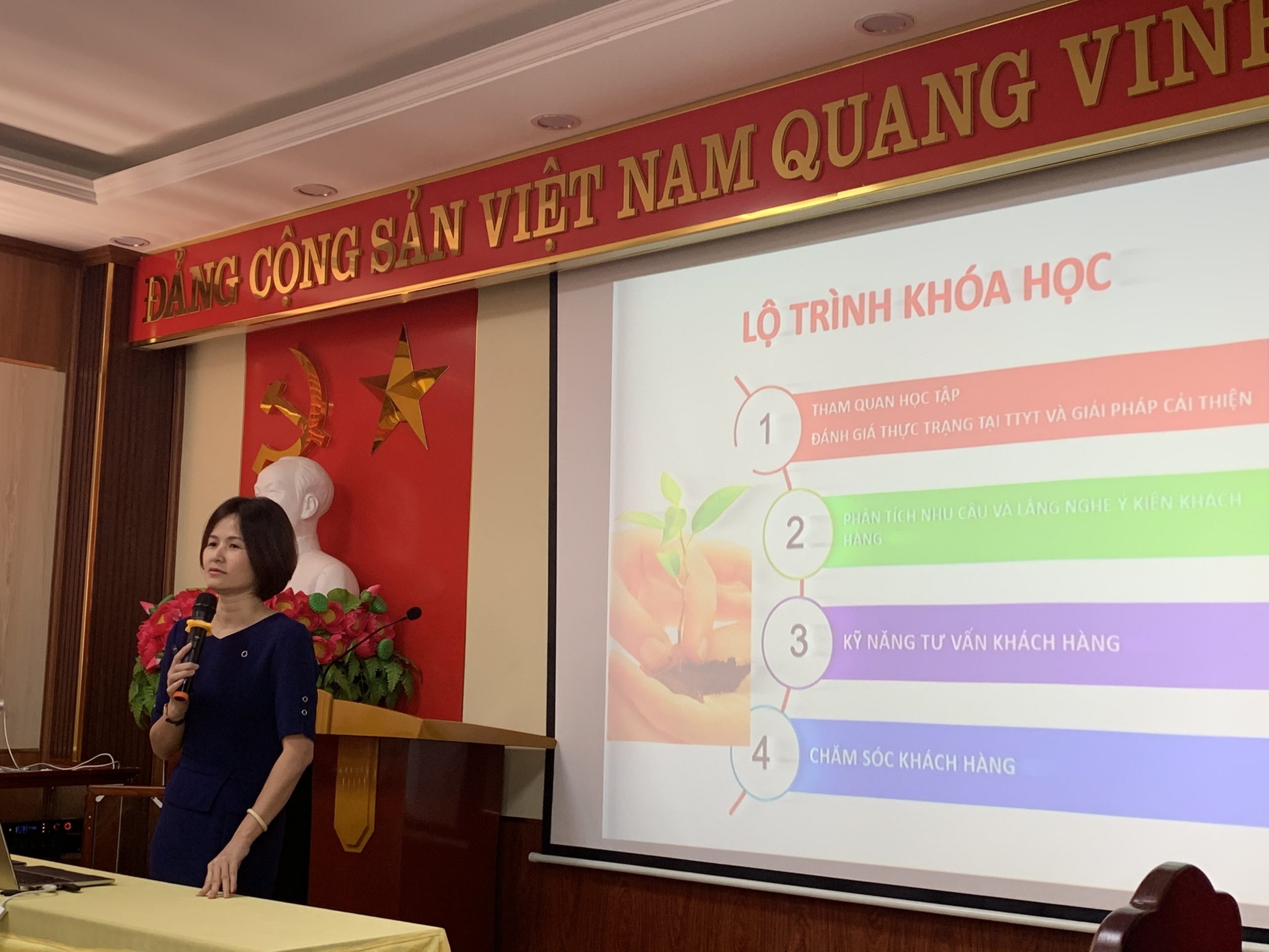 Giảng viên Văn Thúy Hường - Giám đốc công ty TNHH TraBeLi trực tiếp giảng dạy, trao đổi kinh nghiệm cho các học viên