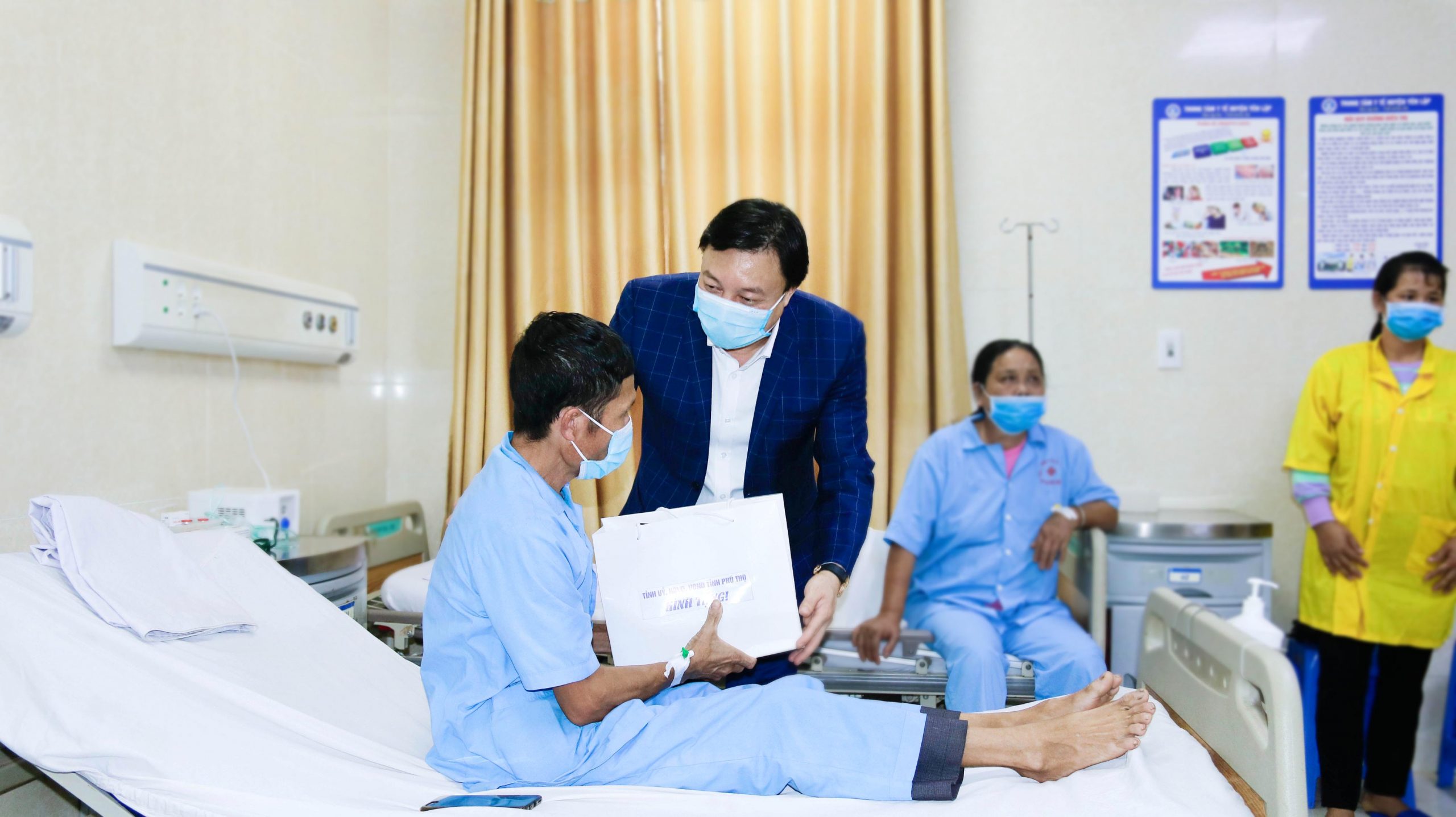 Đồng chí Nguyễn Huy Ngọc, Tỉnh Ủy viên - Bí thư ĐU - Giám đốc Sở Y tế tỉnh Phú Thọ tặng quà cho người bệnh đang điều trị tại TTYT Yên Lập