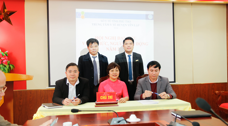 Đại diện lãnh đạo Khoa, Phòng ký cam kết thực hiện tốt công tác giao tiếp, ứng xử