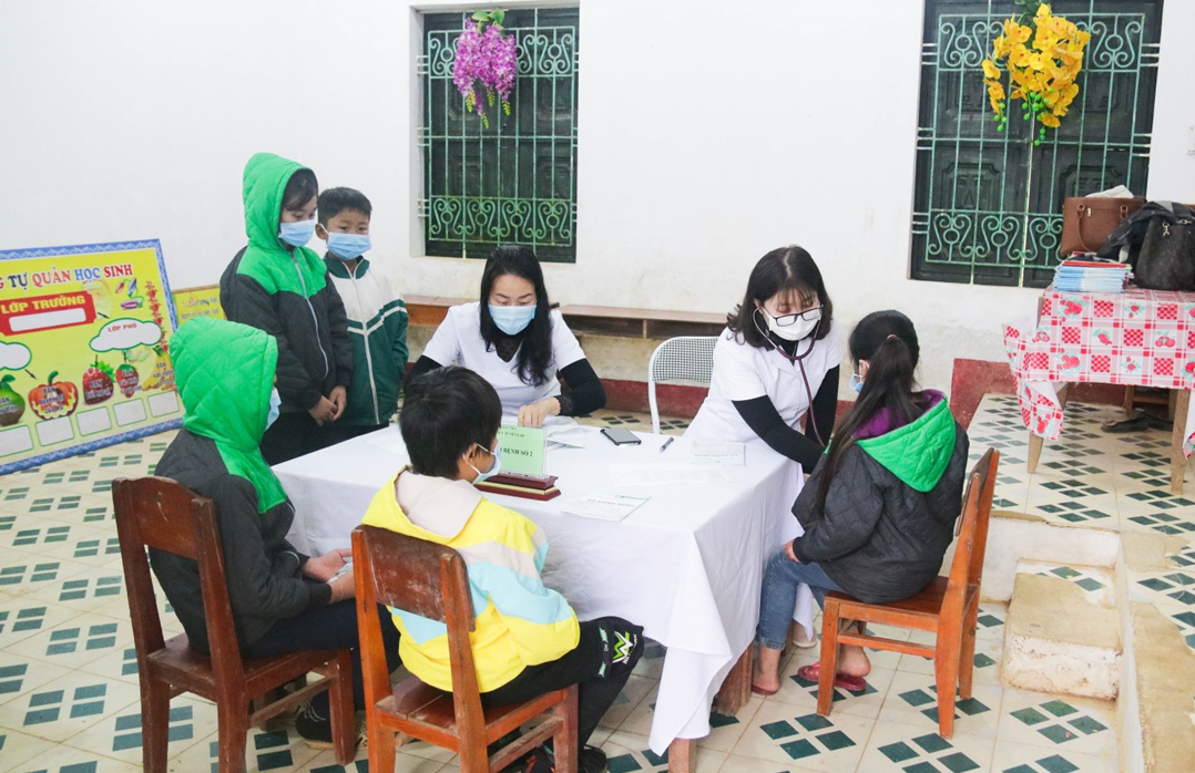 Các Y, Bác sỹ thực hiện thăm khám và tư vấn cho các em học sinh