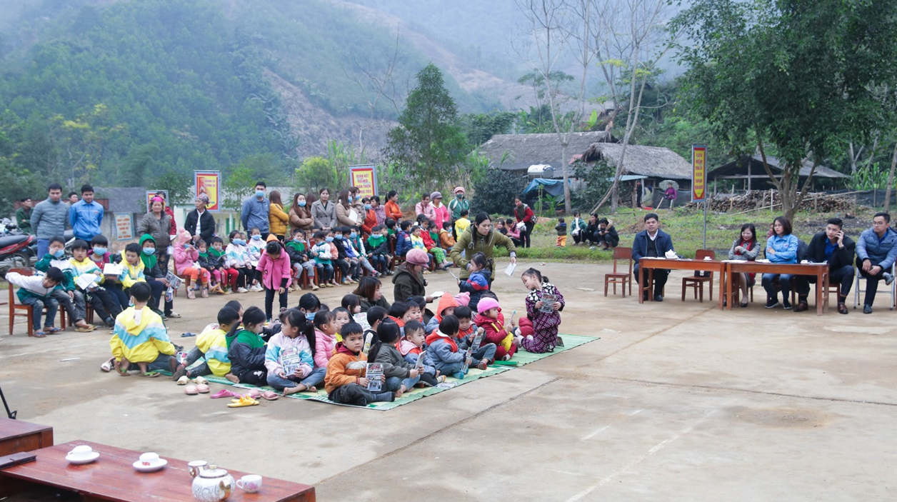 Các em học sinh Mầm non, Tiểu học khu Đồng Măng, xã Trung Sơn, huyện Yên Lập phấn khởi với chương trình