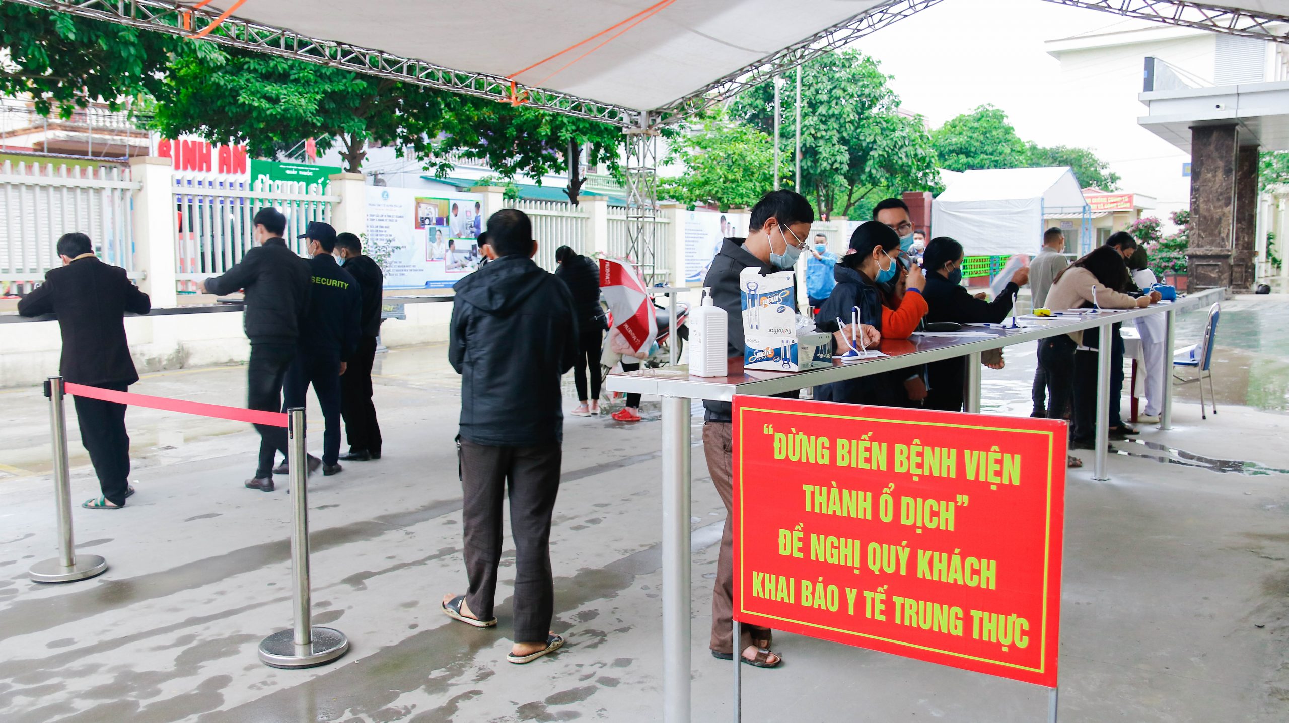 Thực hiện khai báo y tế đối với 100% người bệnh, người nhà người bênh đến Trung tâm