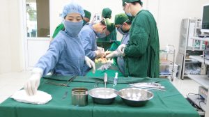 Kíp phẫu thuật đã tiến hành phẫu thuật thành công tháo phương tiện kết hợp xương cột sống cho người bệnh