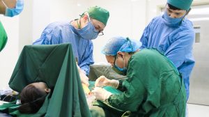 Các Bác sỹ thực hiện phẫu thuật cho Bệnh nhi