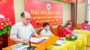 Đồng chí Phạm Hồng Hải - Phó Bí thư Đảng ủy, Phó Giám đốc Đại diện Đoàn chủ tịch thông qua chương trình Đại hội