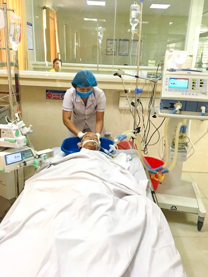 Người bệnh được chăm sóc toàn diện từ các Điều dưỡng tại khoa Cấp cứu, HSTC và CĐ.