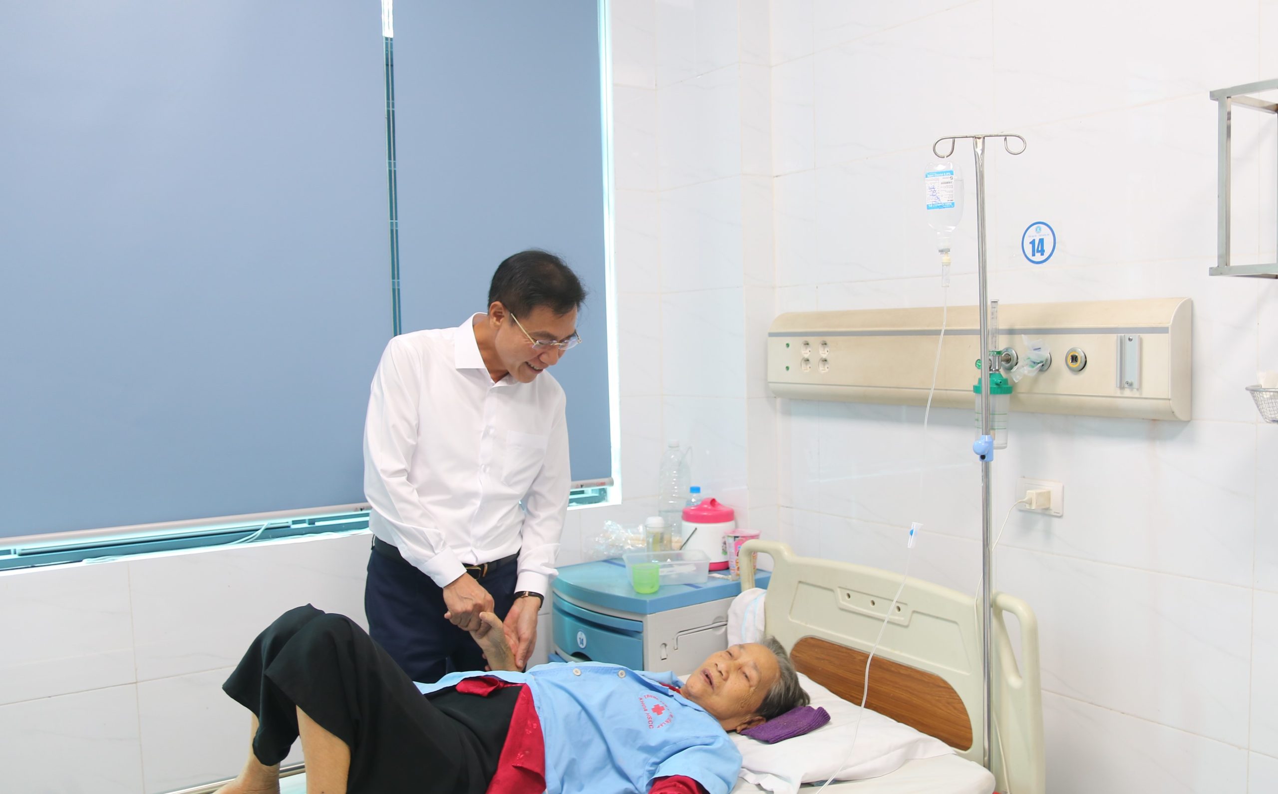 Tiến sĩ Lê Hồng Trung, TUV, Giám đốc Sở Y tế thăm cơ sở vật chất TTYT và động viên Người bệnh