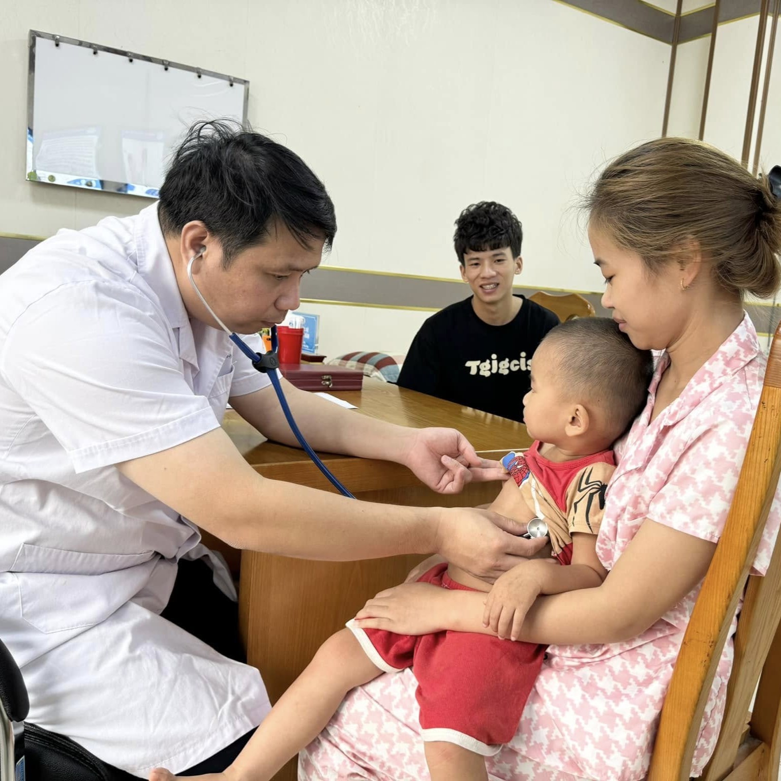 Trẻ đau bụng dữ dội và kéo dài cần đưa trẻ đến gặp bác sĩ