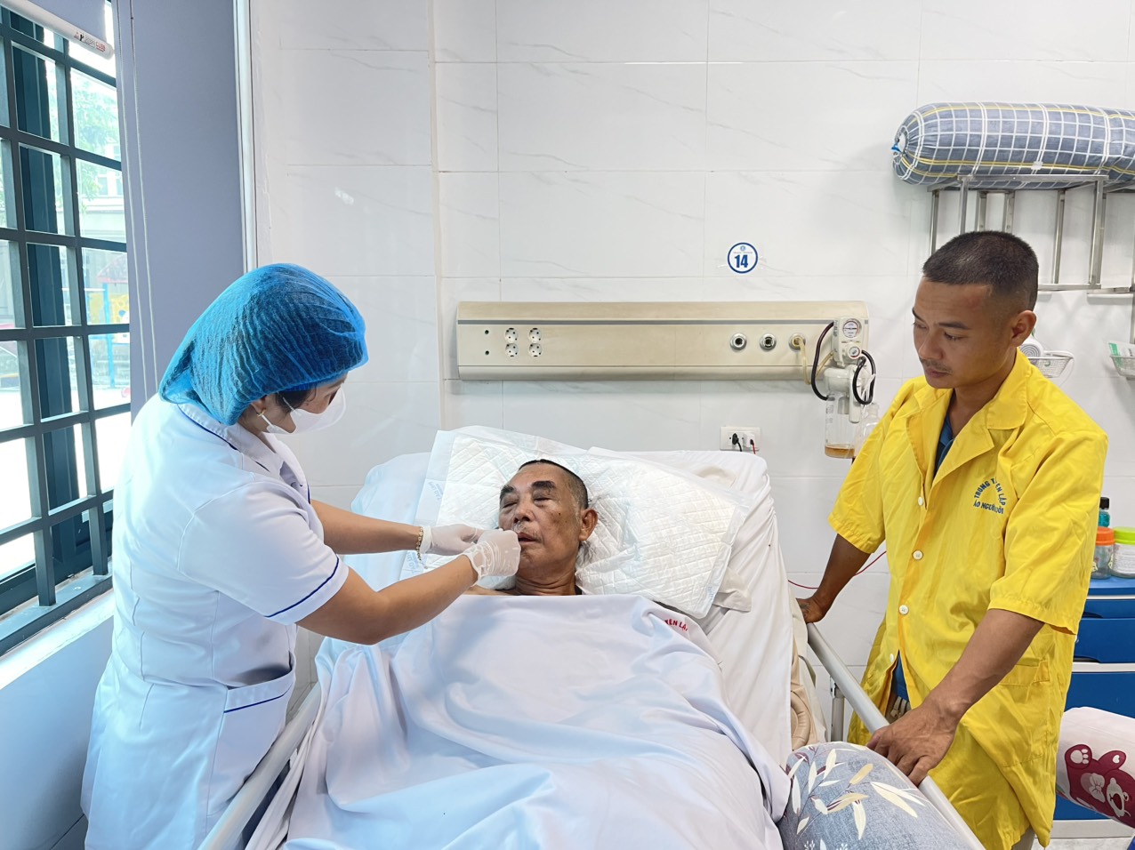 Hình ảnh Điều dưỡng khoa Cấp cứu, HSTC và CĐ đang hướng dẫn người nhà cách chăm sóc khi được ra viện