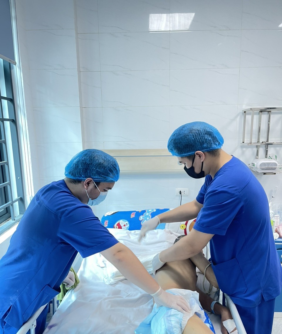 Người bệnh được Vỗ rung tránh lắng đọng đờm, giảm nguy cơ Viêm phổi do nằm lâu