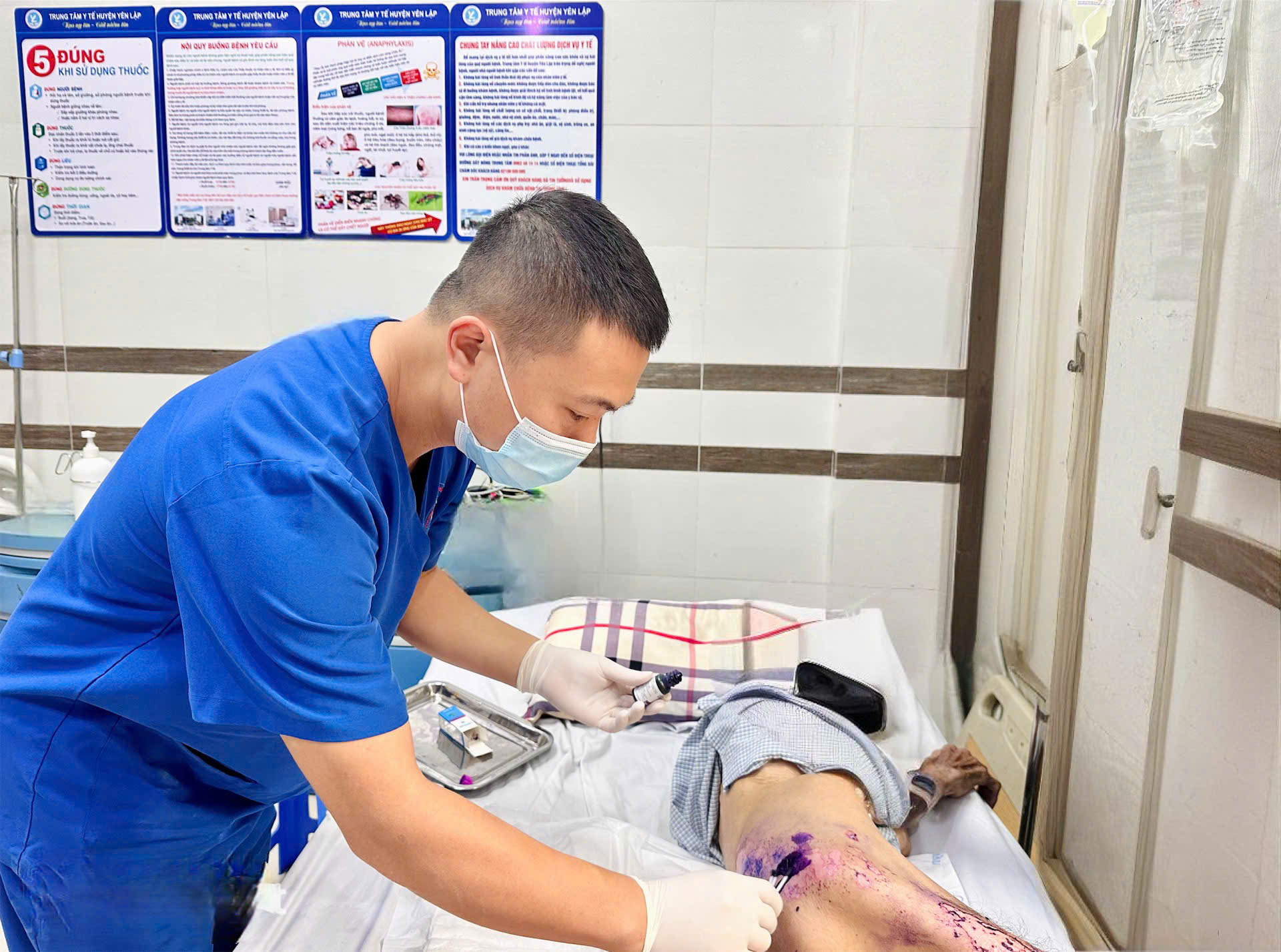 Người bệnh được mát-xa và bôi thuốc các vùng có nguy cơ loét tì đè