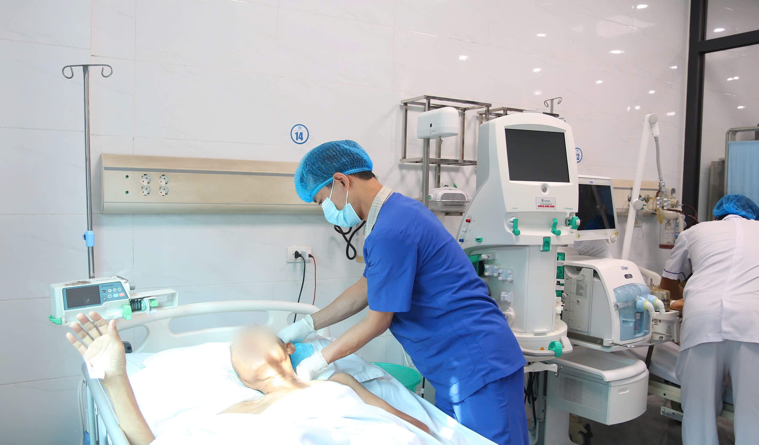 Tại khoa Cấp cứu, HSTC và CĐ người bệnh được chăm sóc ở chế độ toàn diện như: cắt tóc, gội đầu, tắm, vệ sinh răng miệng, xoay trở thay đổi tư thế liên tục. Tất cả đều được thực hiện tại giường bệnh.