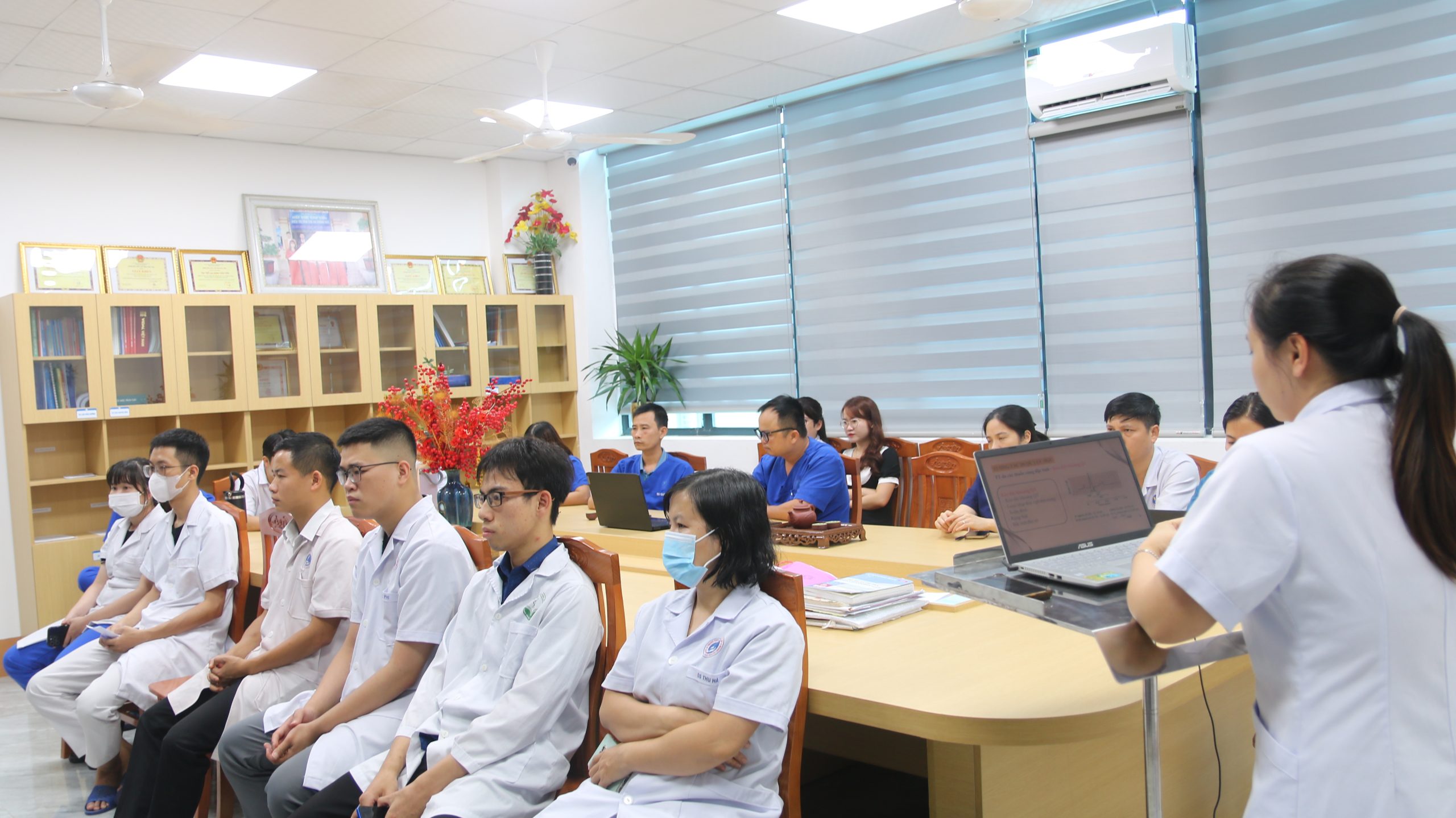 Toàn cảnh buổi sinh hoạt khoa học diễn ra tại Phòng hành chính khoa Cấp cứu, hồi sức tích cực và chống độc