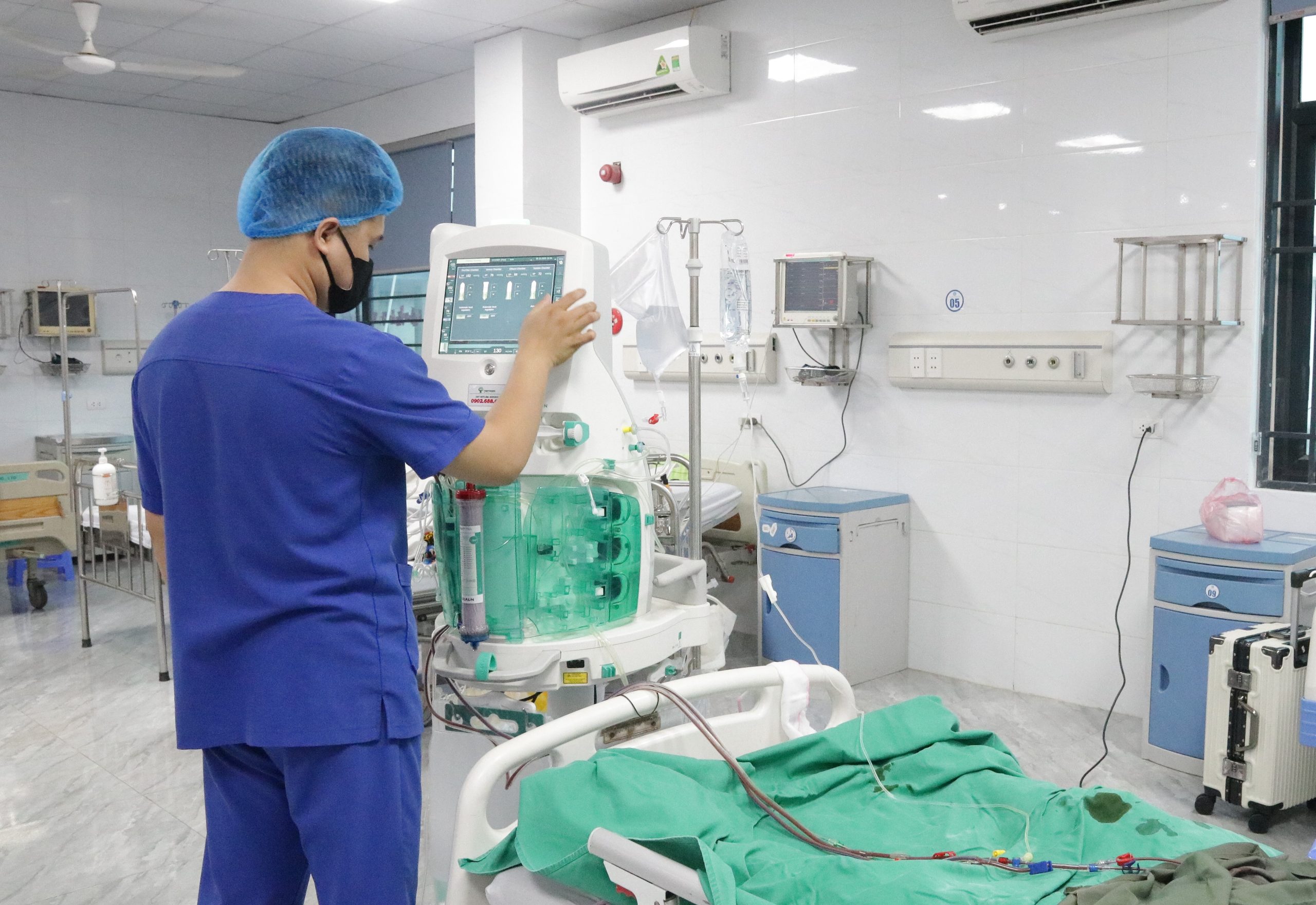 Ê-kip theo dõi liên tục trong quá trình lọc máu.