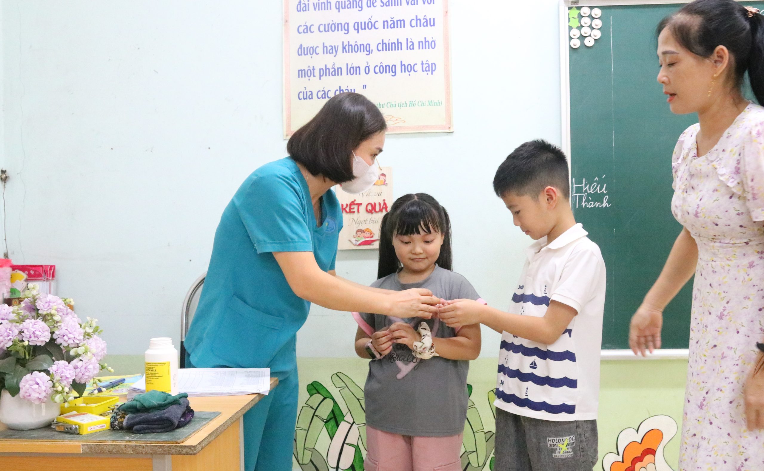 Hình ảnh các bộ Bác sĩ, điều dưỡng cho Học sinh uống thuốc giun tại trường học.